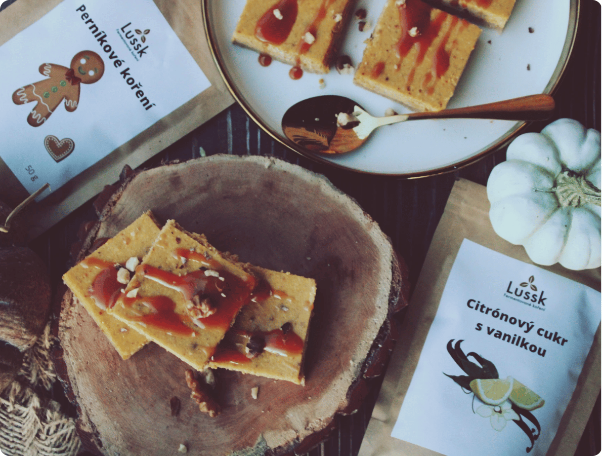 Dýňové cheesecake kostky s karamelem a ořechy .